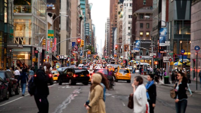 New York, proibito stare al cellulare quando si attraversa la strada