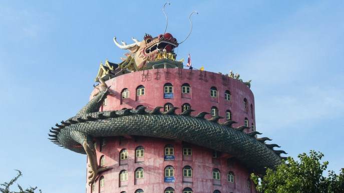 In Thailandia esiste un incredibile tempio avvolto da un drago spaventoso