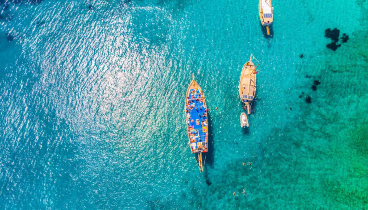 Veduta aerea di diversi caicchi nelle acque limpide della riviera turca