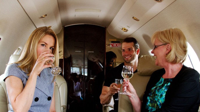 Cocktail gratuiti anche in Economy: la compagnia aerea che coccola tutti i passeggeri