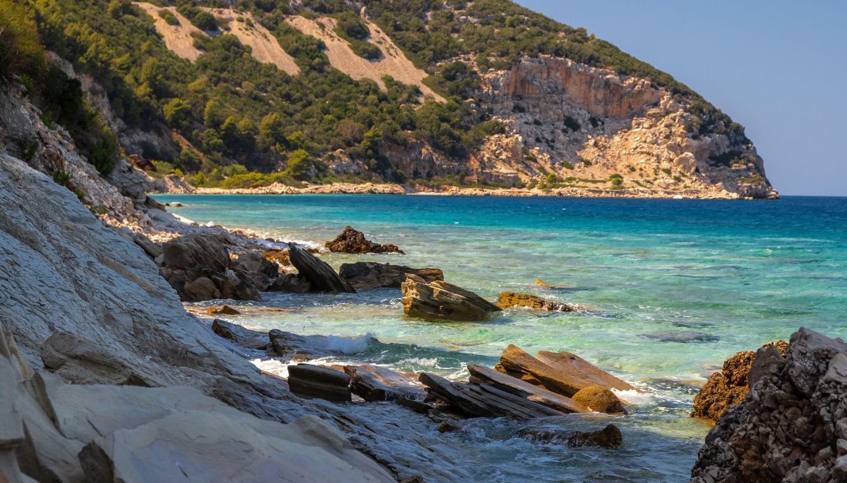 La rinascita dell’isola di Saseno che, con i suoi colori, sta incantando i turisti