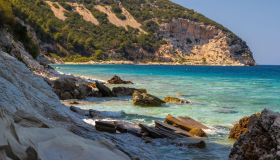 La rinascita dell’isola di Saseno che, con i suoi colori, sta incantando i turisti