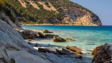 La rinascita dell’isola di Saseno che, con i suoi colori, sta incantando i turisti