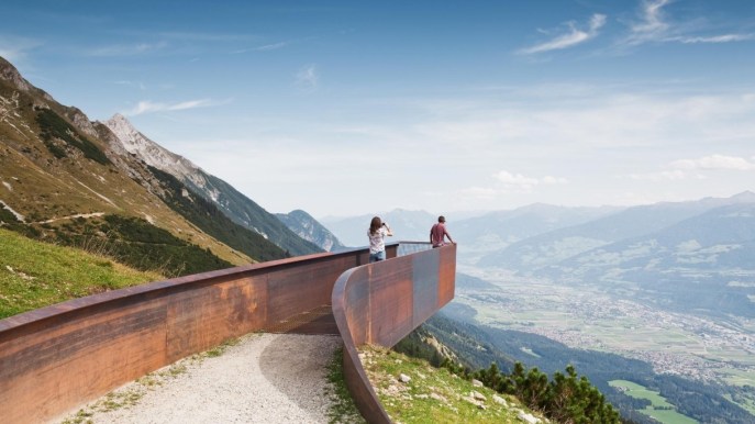 Trampolini di design per ammirare panorami mozzafiato sulle Alpi