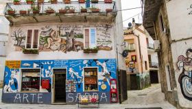 Orgosolo, il paese-museo della Sardegna celebre per i suoi murales