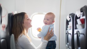 In aereo con bambini e neonati: regole, tariffe, documenti e bagagli