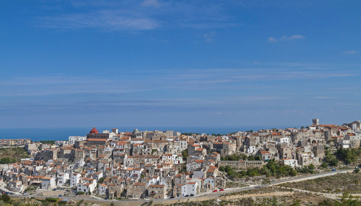 Vico del Gargano da lontano