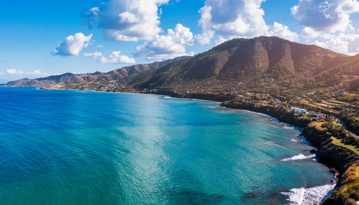 La costa di Porto Pomos Cipro