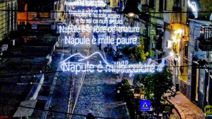 “Napule è” il testo della canzone di Pino Daniele illumina Napoli ed è magia
