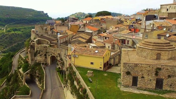 Rometta, il borgo di Sicilia che cela antichissime grotte saracene