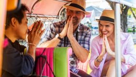 Inchini, baci, salti e altri modi curiosi di salutarsi nel mondo