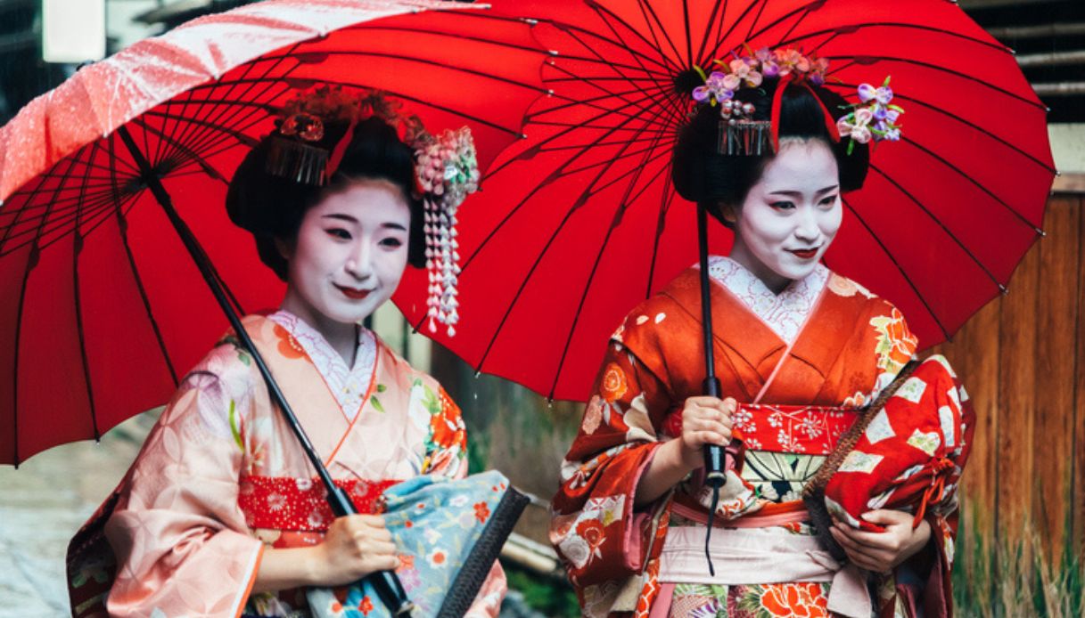 Due geishe nel quartiere di Gion, nella città di Kyoto in Giappone