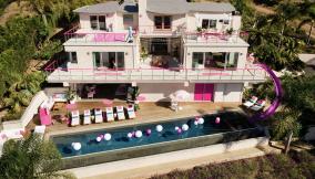 Vivere come Barbie: a Malibu la casa rosa è ora accessibile a tutti