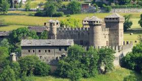 Fénis, il borgo col più bel castello della Valle d’Aosta