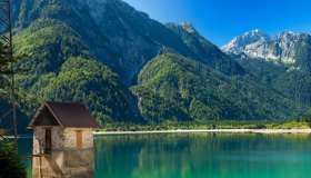 La leggenda del lago di Predil (o Raibl) e quella misteriosa casetta