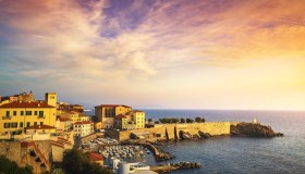 Questa è la piazza sul mare più grande d’Europa. E non è a Trieste