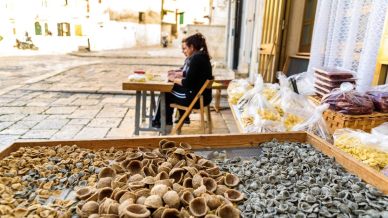 A Bari c’è una strada magica: quella delle orecchiette