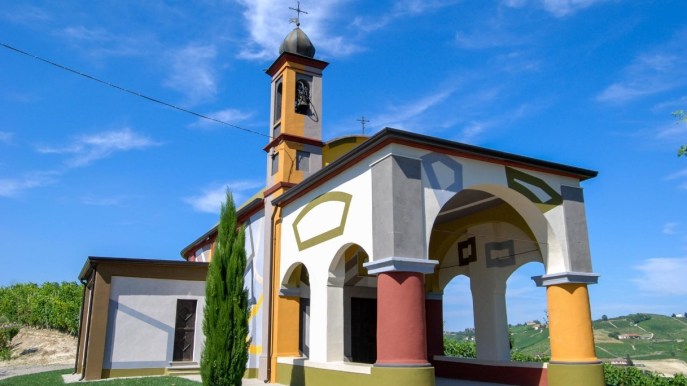 Vicino ad Asti c’è una chiesa colorata persa tra i vigneti