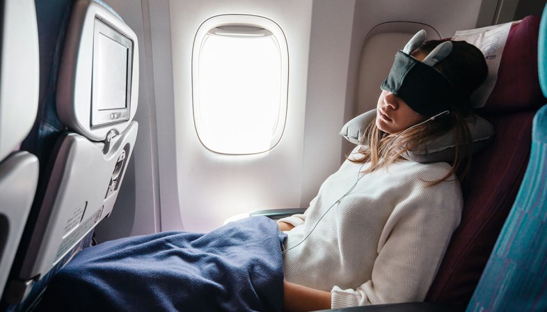 Dormire in aereo: 5 consigli da esperti per viaggiare riposati