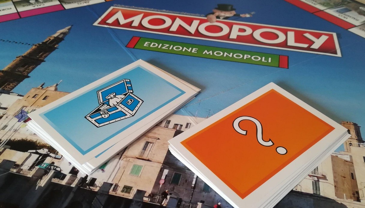 Il gioco del Monopoly si gioca per strada. Dove, se non a Monopoli