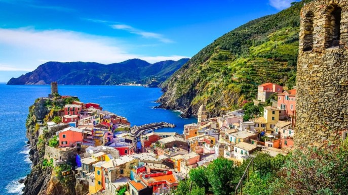 Vernazza, il borgo marinaro dai mille colori a picco sul Mar Ligure