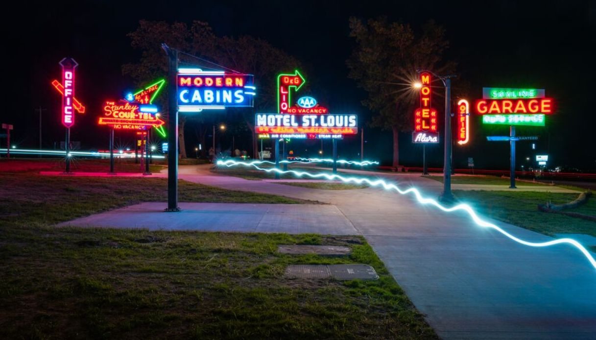 Insegne luminose sulla Route 66