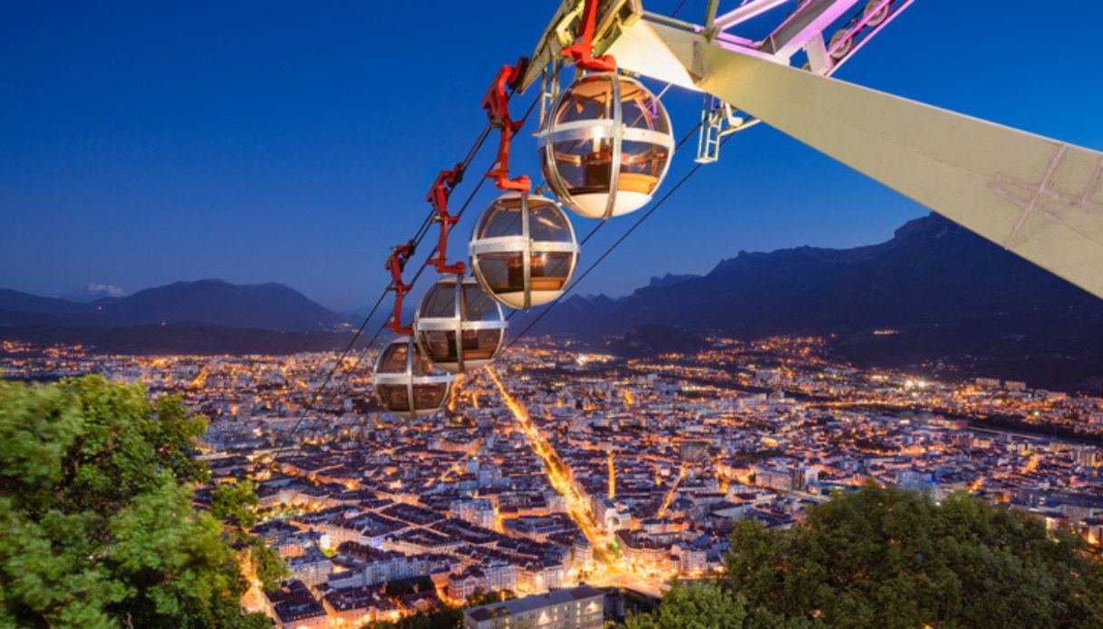 La famosa funivia Grenoble-Bastille di notte, che dal centro della città porta sulla collina della Bastiglia