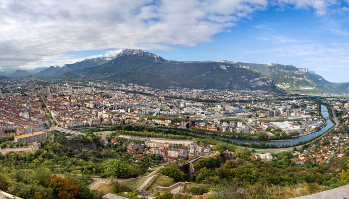 Veduta aerea della città francese di Grenoble, con montagne francesi sullo sfondo