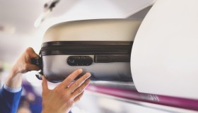 In aereo: perché non mettere il bagaglio nelle cappelliere distanti dal proprio posto