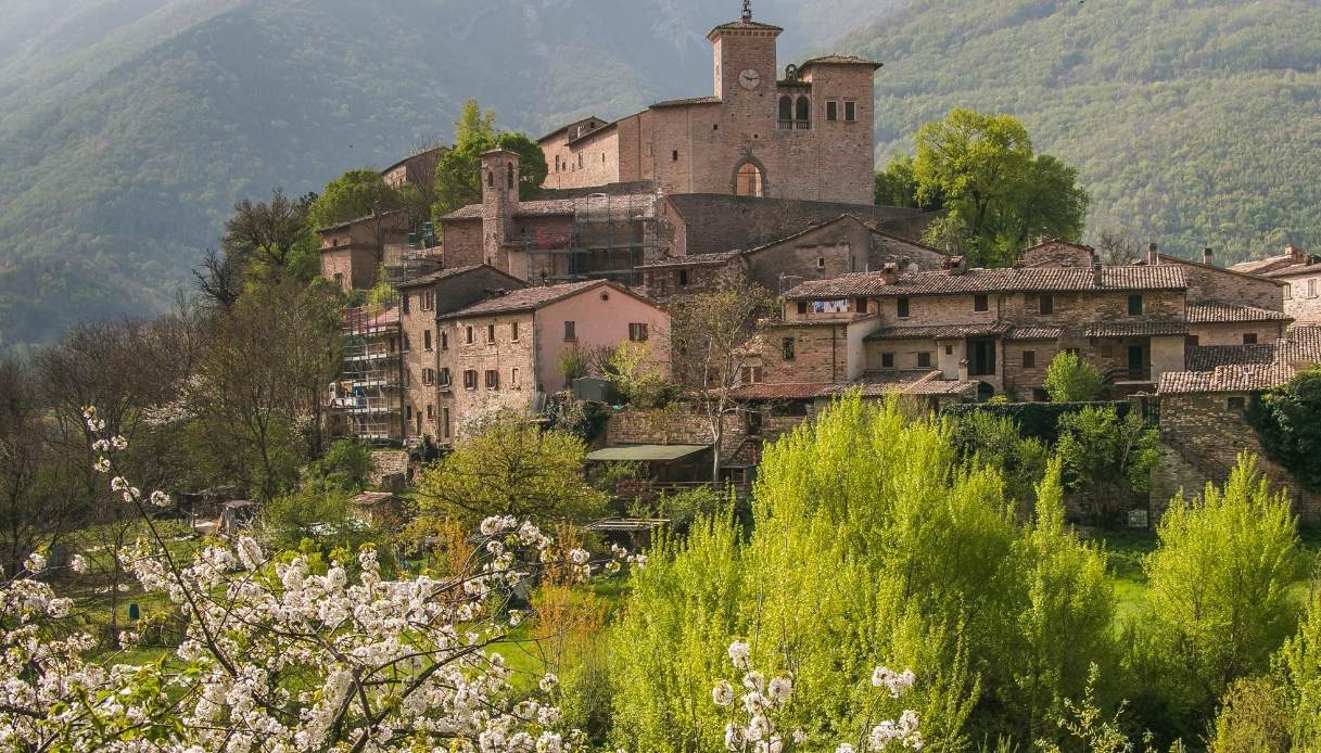 Il “villaggio delle persone brutte” esiste davvero. E si trova in Italia
