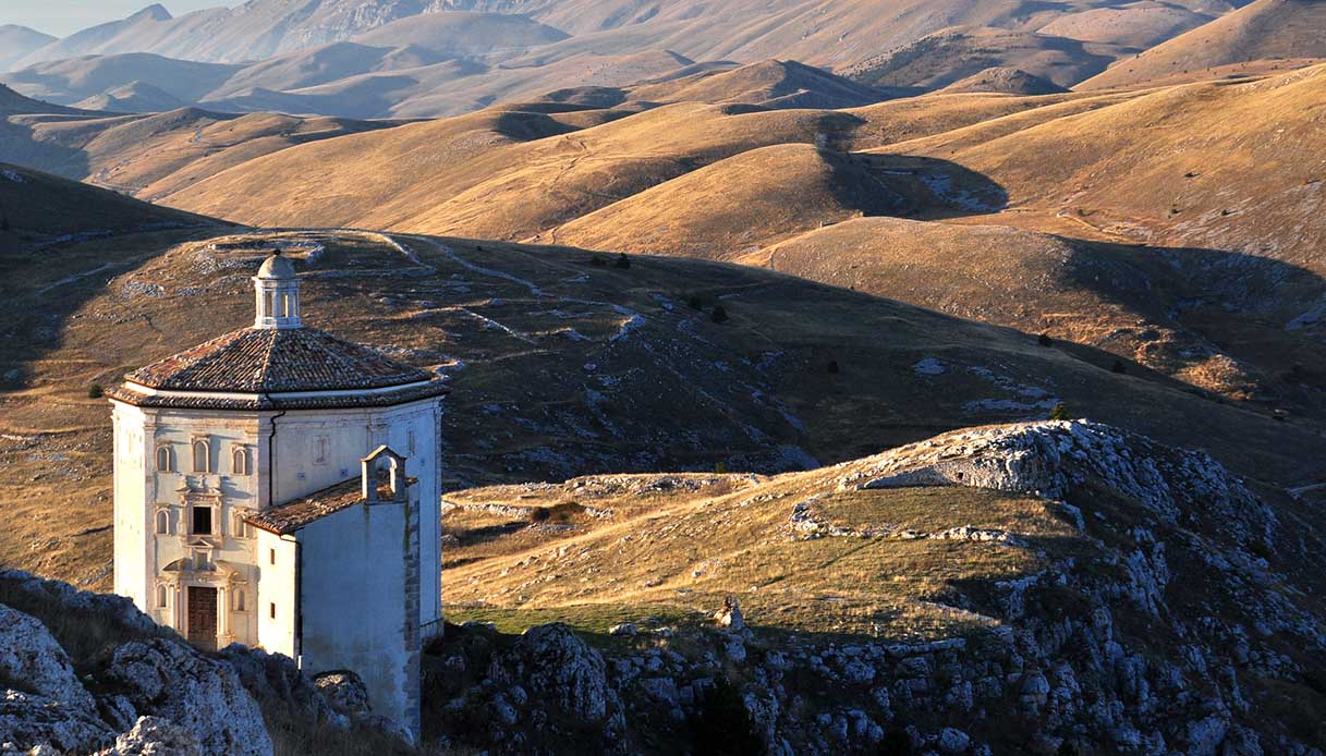 Questa chiesa dispersa nel nulla è bellissima