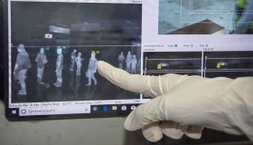 Come controllano se i passeggeri sono malati negli aeroporti