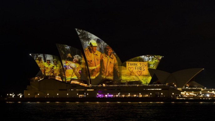 Sydney illuminata per i pompieri è l’immagine più bella di un Paese che lotta