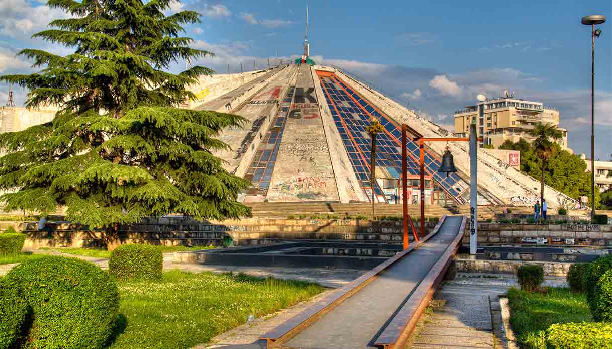 tirana-piramide