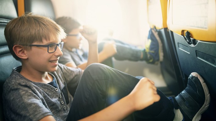 I trucchi per viaggiare in aereo stando lontani dai bambini