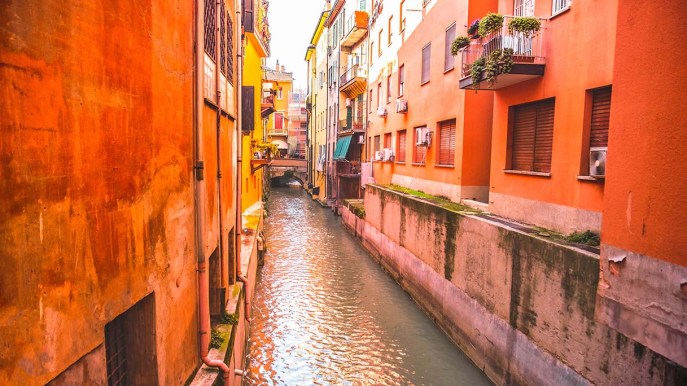 Bologna come una piccola Venezia: basta aprire una finestrella per scoprire un mondo magico