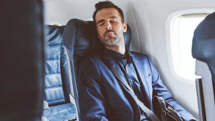 I posti da scegliere in aereo se vuoi farti una lunga dormita