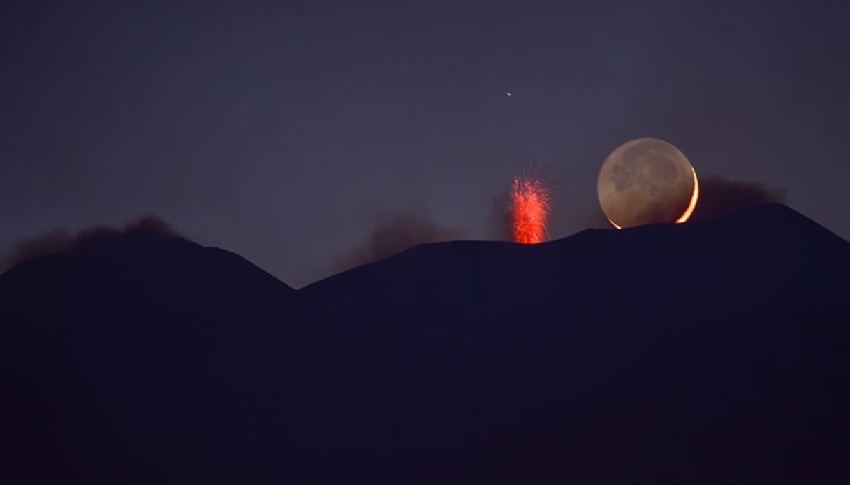 La Luna bacia l'Etna: lo scatto è da applausi