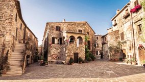 Montemerano, un borgo medievale nella Maremma toscana