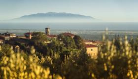 Riparbella, il borgo toscano tra le colline e il mare