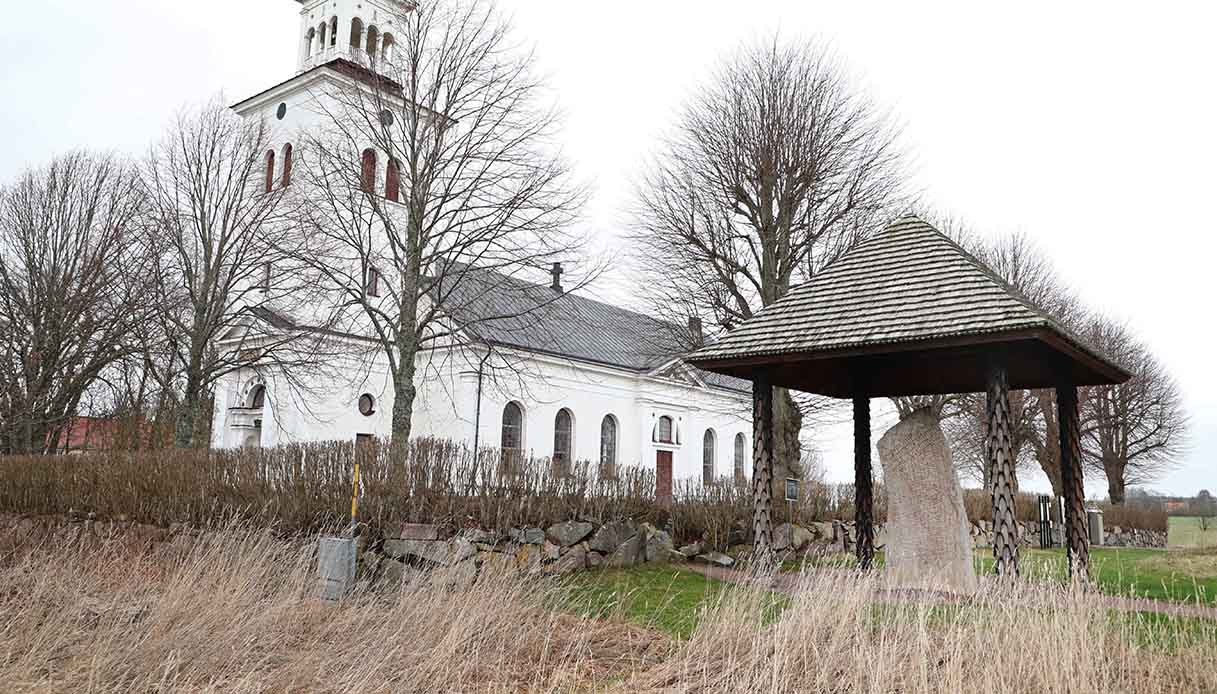 La splendida pietra miliare Rök in Svezia è stata tradotta. Questa è la sua storia