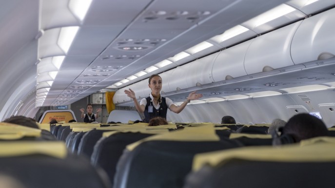 6 cose che proprio non dovete fare in aereo: lo racconta una hostess
