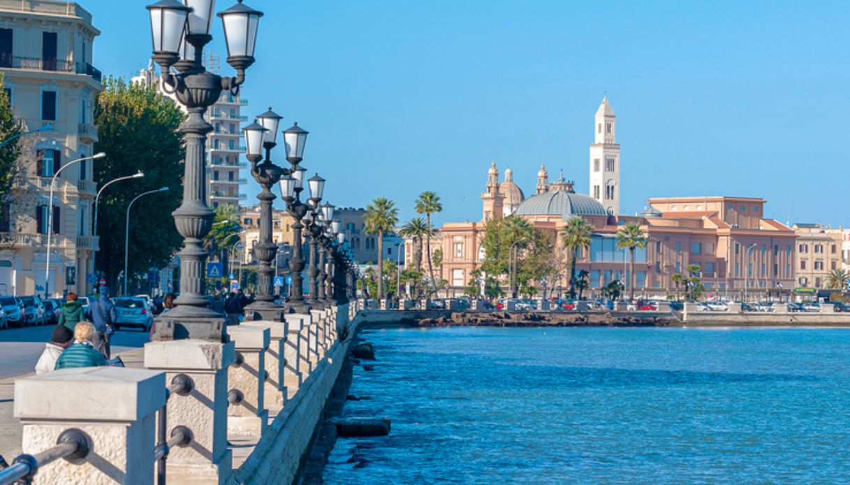 Lungomare di Bari, Puglia, con campanile della Cattedrale di San Nicola sullo sfondo