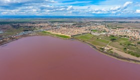 Aigues-Mortes, la salina rosa più grande del Mediterraneo