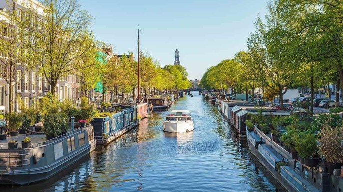 Navigare lungo i canali di Amsterdam diventa un’esperienza green