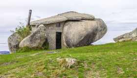 I segreti della Casa do Penedo, la pittoresca dimora di pietra in Portogallo