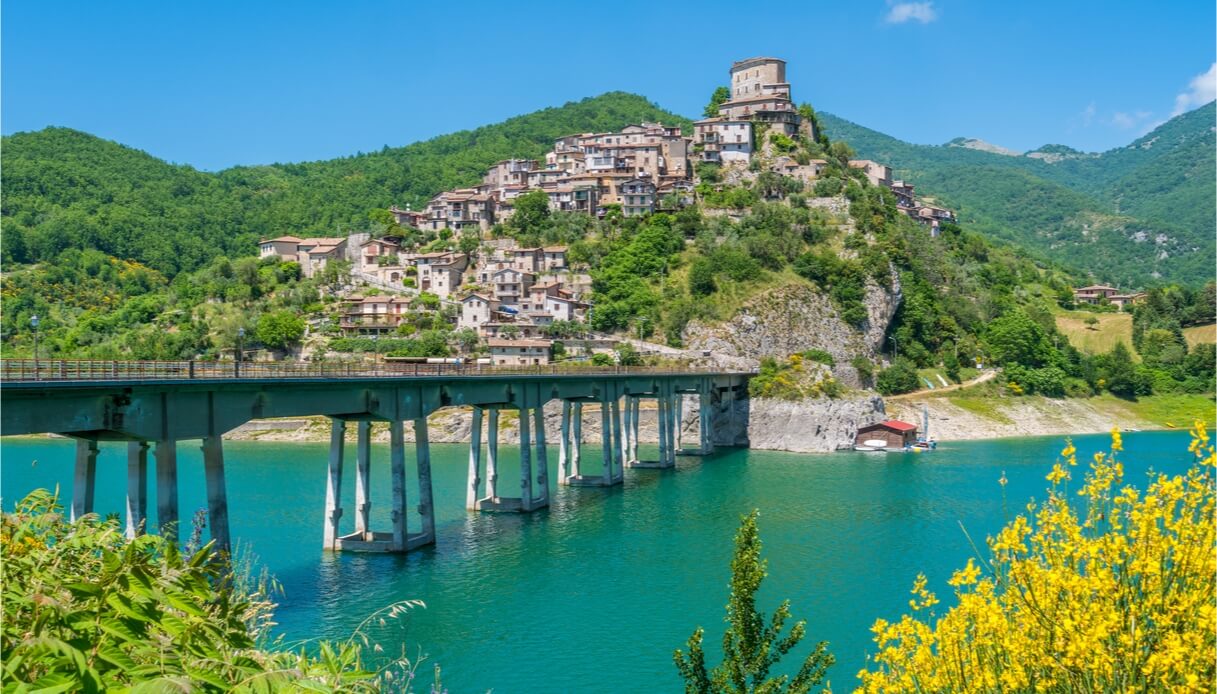 Castel Di Tora Il Borgo Affascinante Del Lazio