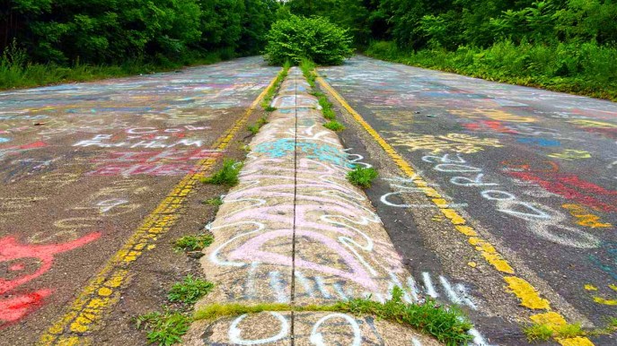 L’autostrada abbandonata torna a vivere con i graffiti. Ed è bellissima