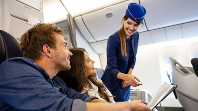 Hostess e steward: come farsi trattare meglio durante il volo