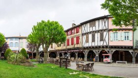 Mirepoix, il piccolo borgo francese che sembra essersi fermato al Medioevo